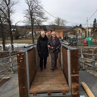 Bardineto, crollo del ponte Brigneta: posizionata la passerella pedonale (FOTO e VIDEO)
