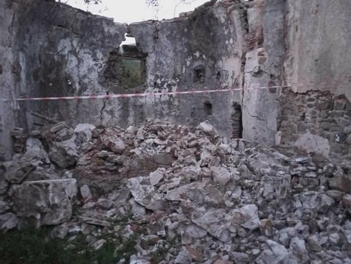 Legino, strada chiusa dopo il crollo della "chiesetta senza tetto": "Serve una soluzione per i residenti"