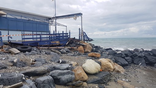 Scogliere e attività devastate dalla mareggiata, il consigliere Vio: "Albenga ha già speso oltre 100mila euro in somma urgenza"