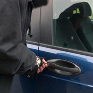 Altare: apre un'auto, ma viene colto sul fatto. La proprietaria: "Le urla di mio suocero hanno messo in fuga il ladro"