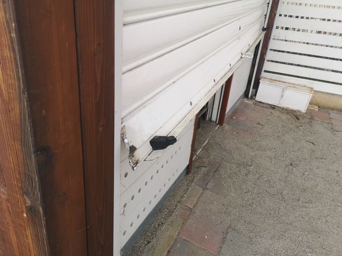 Razzia notturna nei bagni marini di Pietra: intrusioni con scasso (FOTO) Razzia notturna nei bagni marini di Pietra: intrusioni con scasso (FOTO)