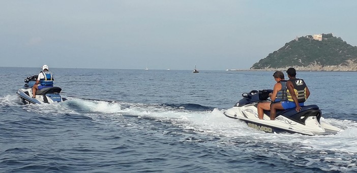 Laigueglia, acquascooter in avaria, la Squadra Nautica della Polizia di Stato salva due persone Laigueglia, acquascooter in avaria, la Squadra Nautica della Polizia di Stato salva due persone
