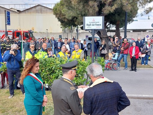 Vado, il lungomare intitolato ai vigili del fuoco. Sindaco Giuliano: "Il loro ruolo è fondamentale" (FOTO e VIDEO)