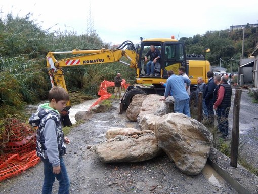 A Loano il Nimbalto in piena erode un pezzo di strada: esplode la rabbia dei residenti delle Trexende A Loano il Nimbalto in piena erode un pezzo di strada: esplode la rabbia dei residenti delle Trexende