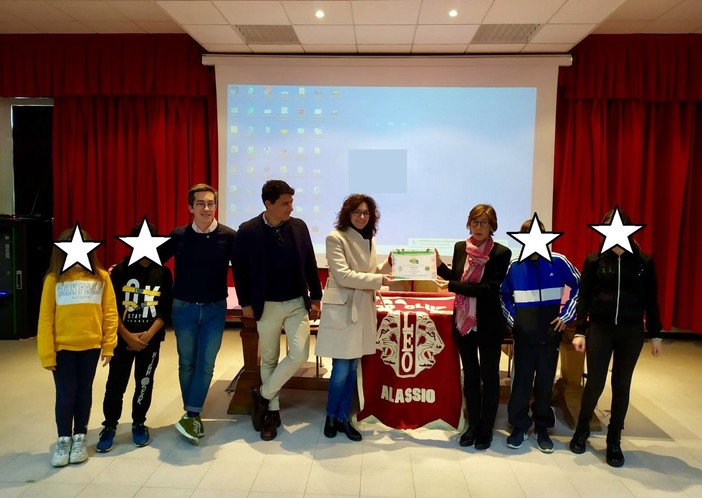 Il Leo Club Alassio consegna all'istituto comprensivo il Kit School4U Il Leo Club Alassio consegna all'istituto comprensivo il Kit School4U