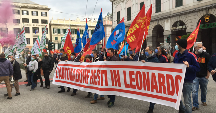 Manifestazione dei lavoratori di Leonardo: breve corteo con destinazione la Prefettura (VIDEO)