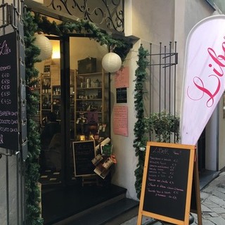 Un apericena per gli innamorati al caffè letterario Liber di Savona il giorno di San Valentino