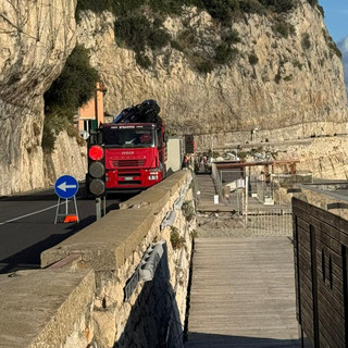 Finale, cominciati i lavori per la nuova passerella Castelletto-San Donato: sarà quasi completamente rialzata