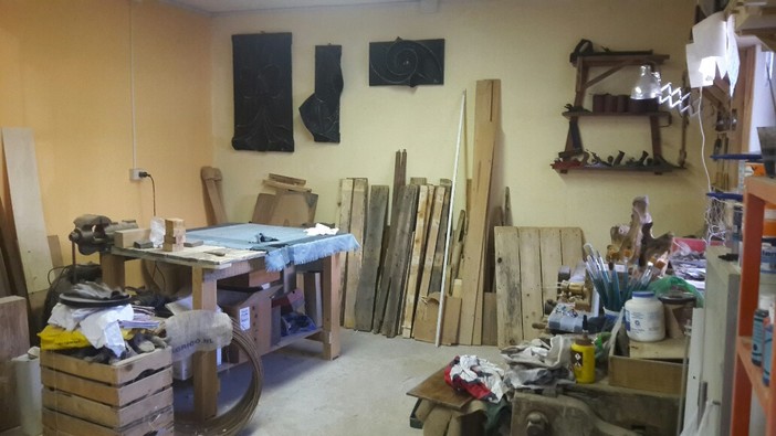 Il falegname artista che dà nuova vita ai vecchi pezzi di legno: a Finalborgo  il laboratorio "Green Wood"