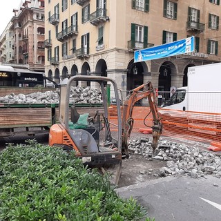 Savona, intervento di riqualificazione di Piazza Mameli: ruspa al lavoro (FOTO) Savona, intervento di riqualificazione di Piazza Mameli: ruspa al lavoro (FOTO)