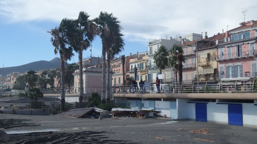Loano: la mareggiata devasta gli stabilimenti balneari