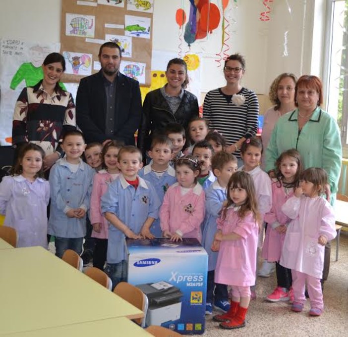 Ferrania, il Leo Club Valbormida dona ai bambini dell'asilo una fotocopiatrice e delle risme di carta