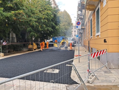 Savona, via IV Novembre riaperta dopo la rottura del tubo: completati i lavori di sistemazione e riasfaltatura della strada