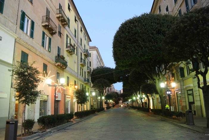 E all'alba, lampioni accesi e frastuono di mezzi ATA E all'alba, lampioni accesi e frastuono di mezzi ATA