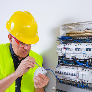 Prevenzione del rischio elettrico: cosa sono i corsi PES PAV PEI