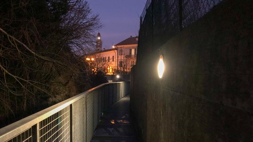 Cairo, ripristinata l'illuminazione lungo la passerella pedonale di accesso al parcheggio dei lavatoi (FOTO) Cairo, ripristinata l'illuminazione lungo la passerella pedonale di accesso al parcheggio dei lavatoi (FOTO)
