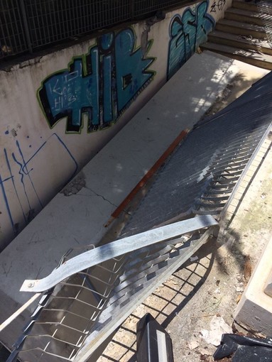 Crollo sui binari a Laigueglia, rimosse le macerie dalla ferrovia: preoccupa la stabilità della palestra