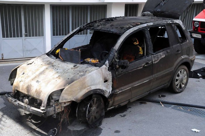 Loano: a fuoco un box in via Pontassi (foto)