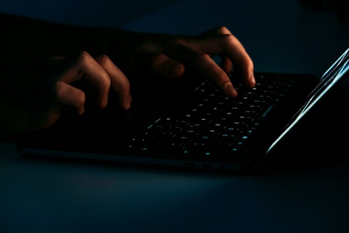 Quando le truffe informatiche prendono di mira la filiera portuale e commerciale