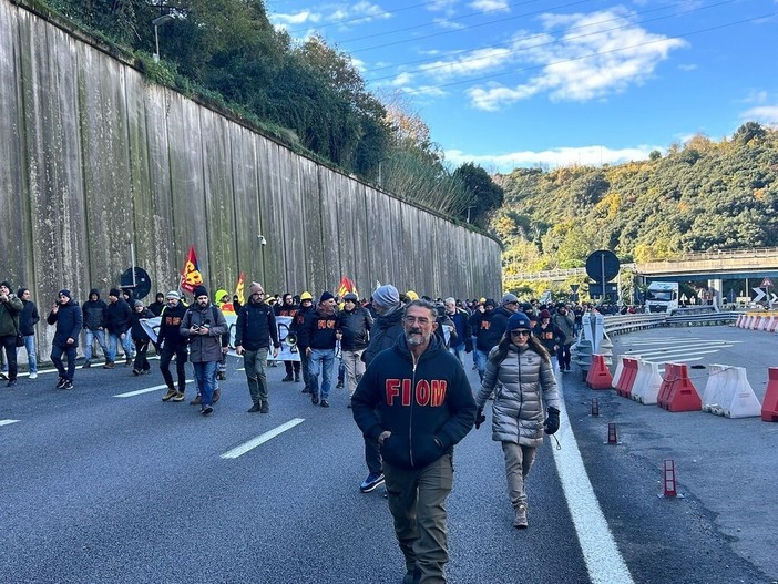 Lavoratori dell’ex Ilva entrano sulla A10, traffico in tilt