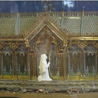 Nella foto: l'urna che accoglie le reliquie di Santa Bernadette