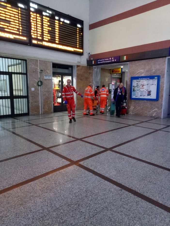 In viaggio per Lourdes bloccati dallo sciopero dei treni: pellegrini disabili aiutati dai volontari savonesi (FOTO)