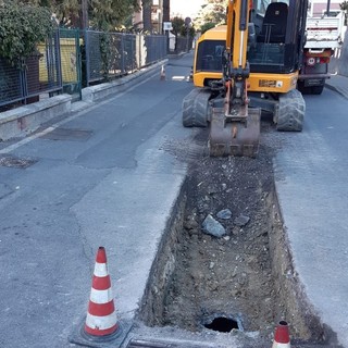 Pietra Ligure, in via Piani i lavori di sostituzione della condotta delle acque bianche