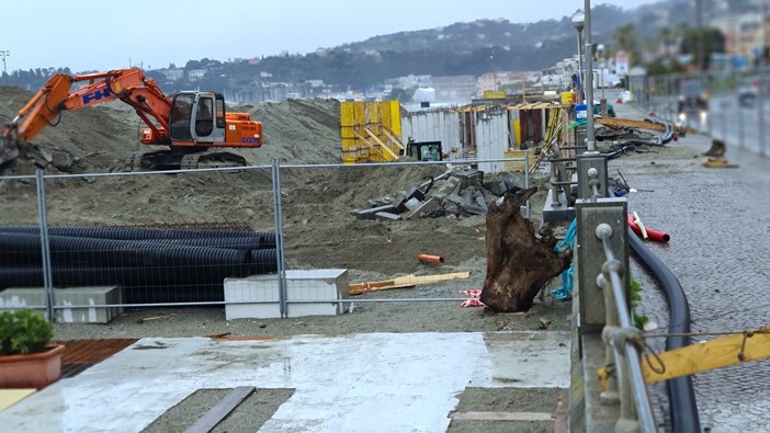 Varazze, cede il vecchio muro di contenimento della passeggiata. Pierfederici: "Niente di trascendentale per il prosieguo dei lavori"