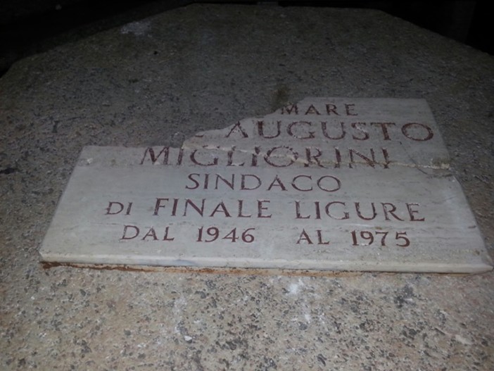 Finale, distrutta la targa del lungomare e l'arco illuminato solo a metà