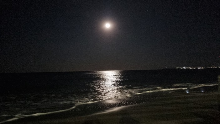 Il mare di Pietra Ligure al chiaro di Luna