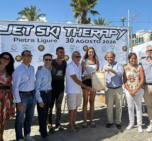 Nella foto, l’assessore Lombardi con Viviana Fronzaroli, campionessa paralimpica di nuoto, prima utente del progetto e poi testimonial e istruttrice, premiata con una pergamena per il contributo alla sua riuscita Nella foto, l’assessore Lombardi con Viviana Fronzaroli, campionessa paralimpica di nuoto, prima utente del progetto e poi testimonial e istruttrice, premiata con una pergamena per il contributo alla sua riuscita