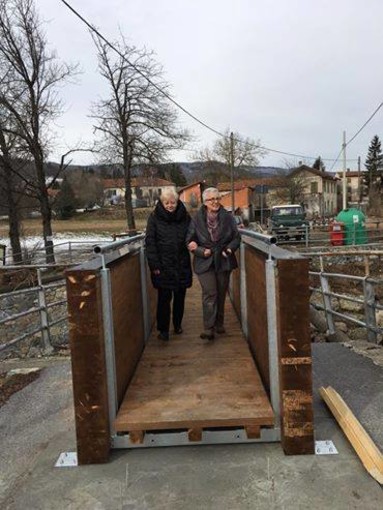 Bardineto, crollo del ponte Brigneta: posizionata la passerella pedonale (FOTO e VIDEO)