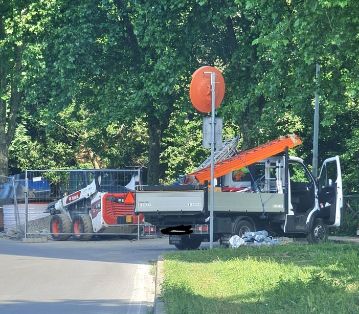 Vado, danni ai tubi dell'acqua durante i lavori per la fibra, un residente: "Chi paga il disagio?" Vado, danni ai tubi dell'acqua durante i lavori per la fibra, un residente: "Chi paga il disagio?"