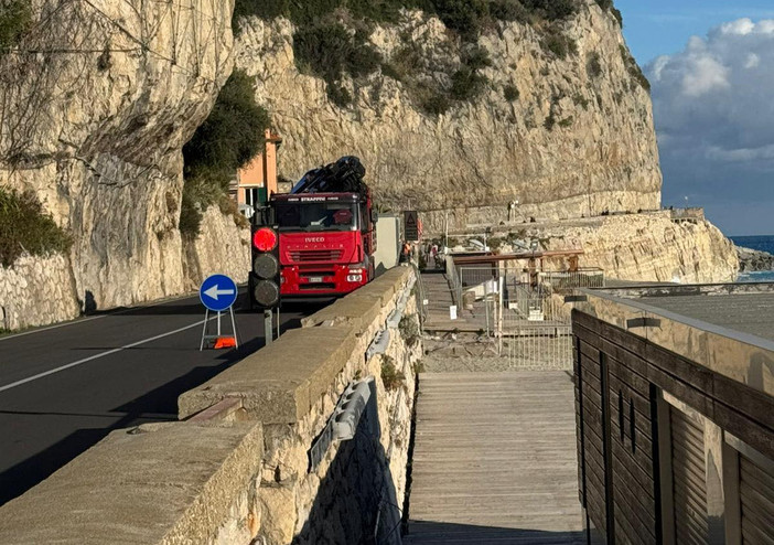 Finale, cominciati i lavori per la nuova passerella Castelletto-San Donato: sarà quasi completamente rialzata