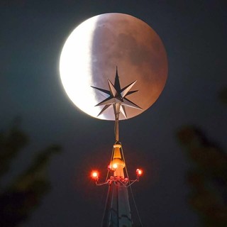 Una passata eclissi lunare alla Sacra di San Michele (foto Valerio Minato)