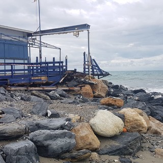 Scogliere e attività devastate dalla mareggiata, il consigliere Vio: "Albenga ha già speso oltre 100mila euro in somma urgenza"