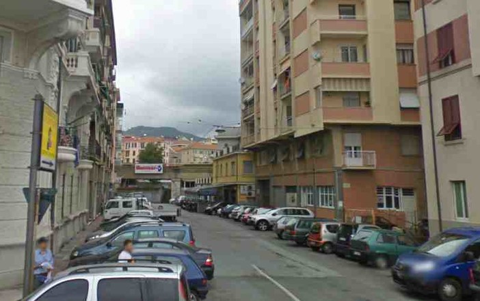 Savona, lampione 'appeso per un filo' in via Doberti Savona, lampione 'appeso per un filo' in via Doberti