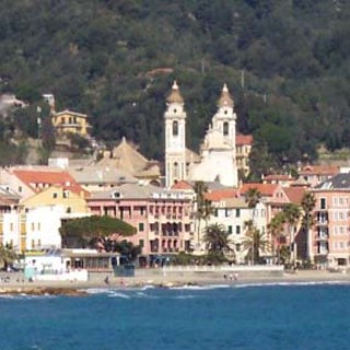 Laigueglia, diversi negozi chiudono i battenti, Ziliani (Confcommercio): “Affitti alti e stagioni brevi, così i piccoli non ce la fanno”