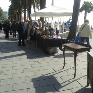 Loano, in corso Europa la fiera dell'antiquariato, del collezionismo e del modellismo Loano, in corso Europa la fiera dell'antiquariato, del collezionismo e del modellismo