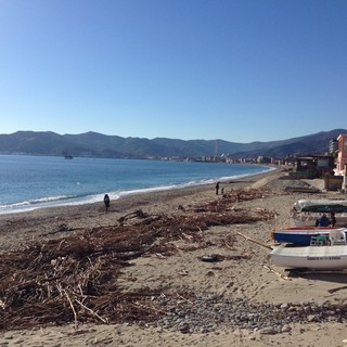 Detriti alluvionali, a Savona gli stabilimenti balneari potranno bruciare il legname sulle spiagge