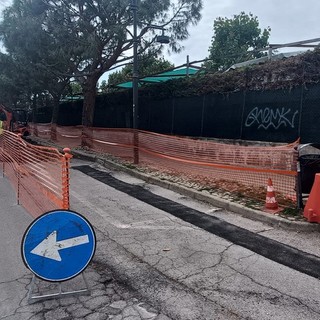 Albenga, nuove asfaltature in via Einaudi: avviati ufficialmente i lavori
