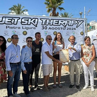 Nella foto, l’assessore Lombardi con Viviana Fronzaroli, campionessa paralimpica di nuoto, prima utente del progetto e poi testimonial e istruttrice, premiata con una pergamena per il contributo alla sua riuscita