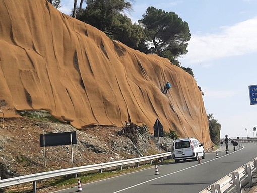Celle, messa in sicurezza parete rocciosa ai Piani. Il sindaco: "Chiederò spiegazioni ad Anas, non capisco come la Sovrintendenza abbia autorizzato quell'intervento"