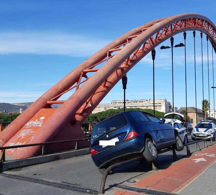 Auto incastrata sul "ponte rosso" di Albenga Auto incastrata sul "ponte rosso" di Albenga