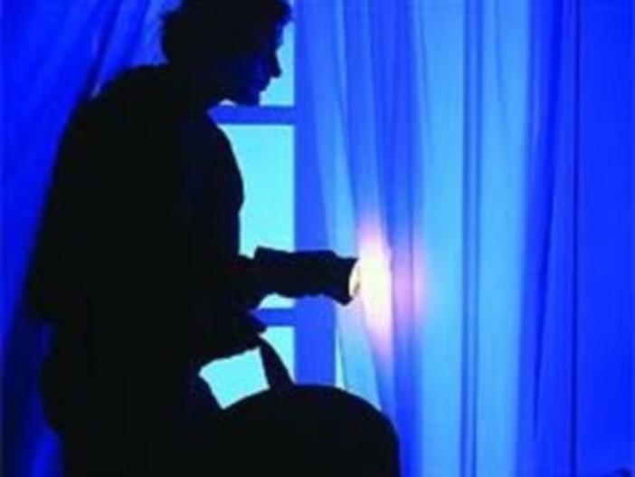 Albenga, ladro entra in casa ma viene messo in fuga dalle urla della proprietaria