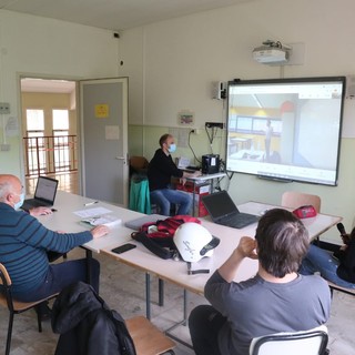 Sassello, la scuola serale a distanza si apre all’Europa