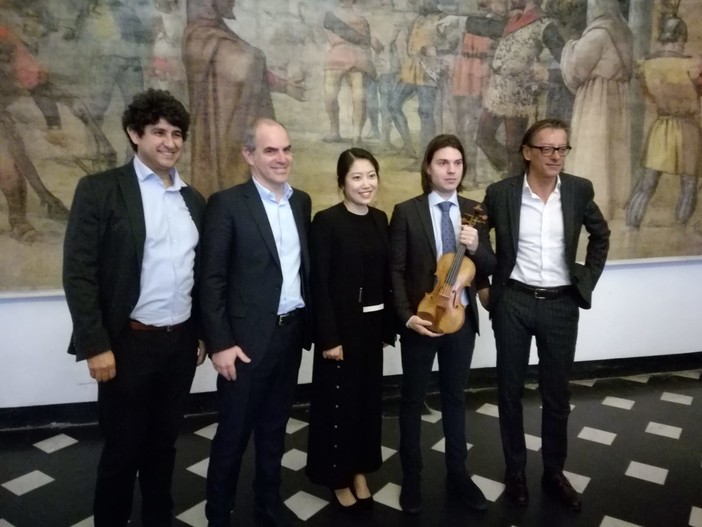 Albenga: il liutaio Davide Castiglia dona un violino al liceo musicale ingauno
