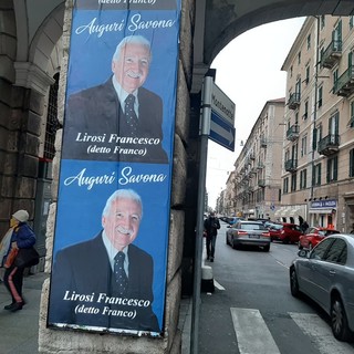Lirosi a sorpresa: auguri natalizi ai savonesi con manifesti in centro