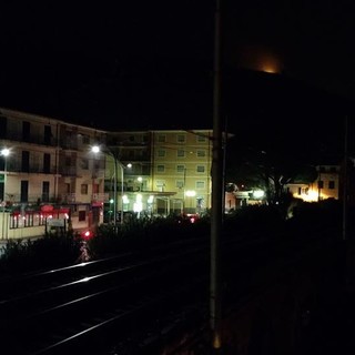 Fuoco sulla collina tra Ceriale e Borghetto? No, lampada votiva