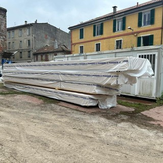 Ex Savam, problemi di sicurezza per l'Asl sulla posa dei travi sul tetto, bloccati i lavori. Il sindaco non ci sta: "Il cantiere è sicuro"